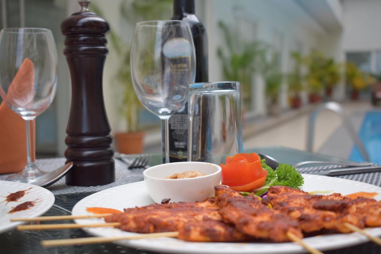 Starlit Suites Kochi Bagian luar foto