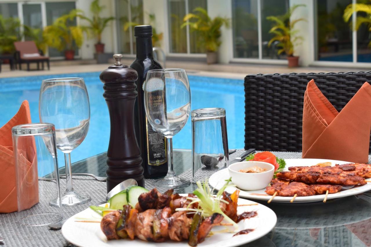 Starlit Suites Kochi Bagian luar foto
